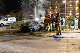Auto gaat in vlammen op in Weesp