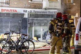 Meerdere woningen ontruimd bij grote brand fietsenwinkel Amsterdam