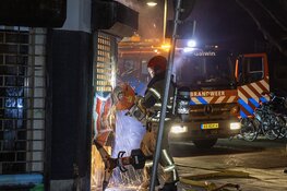 Meerdere woningen ontruimd bij grote brand fietsenwinkel Amsterdam