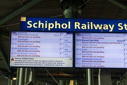 Geen treinverkeer van en naar Schiphol door aanrijding, drukte bij bussen