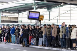 Geen treinverkeer van en naar Schiphol door aanrijding, drukte bij bussen