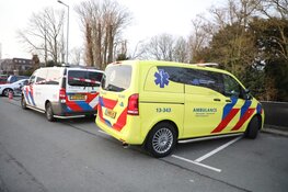 Automobilist rijdt vanaf parkeerplaats te water