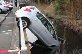 Automobilist rijdt vanaf parkeerplaats te water