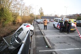 Automobilist rijdt vanaf parkeerplaats te water