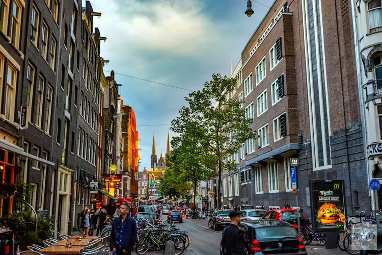 Bedrijf starten in Amsterdam? Deze drie verzekeringen zijn onmisbaar
