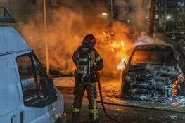 Auto gaat in vlammen op in Zuidoost, vermoeden van brandstichting