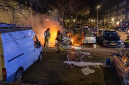 Auto gaat in vlammen op in Zuidoost, vermoeden van brandstichting