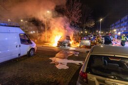 Auto gaat in vlammen op in Zuidoost, vermoeden van brandstichting