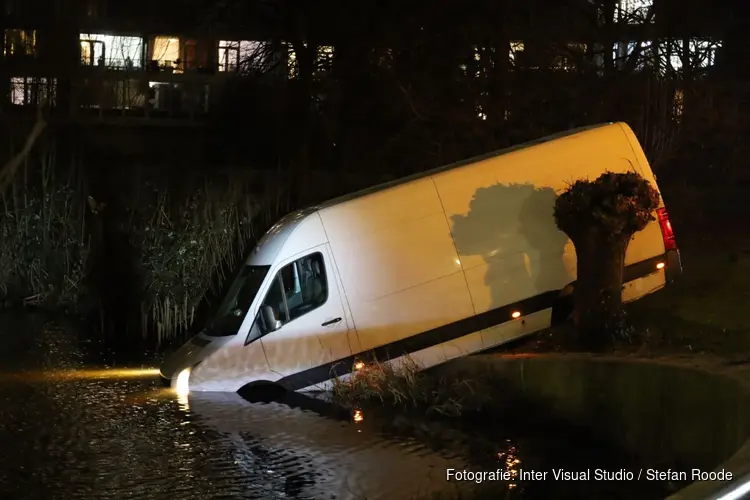 Bestelbus te water in Amsterdam Nieuw-West