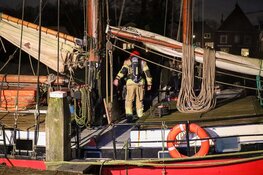 Brand op schip aan Herengracht in Muiden
