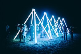 Lichtkunst, acts en straattheater toveren Zandvoort op 17 februari om tot openluchtmuseum