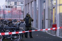 Handgranaat met tie raps tegen deur Rinus Michelslaan Amsterdam