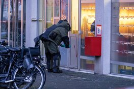 Handgranaat met tie raps tegen deur Rinus Michelslaan Amsterdam
