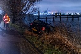 Auto half te water aan Stromboliweg in Amsterdam
