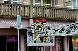 Brandweer verwijderd neonreclame na kortsluiting in Amsterdam