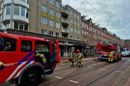Brandweer verwijderd neonreclame na kortsluiting in Amsterdam
