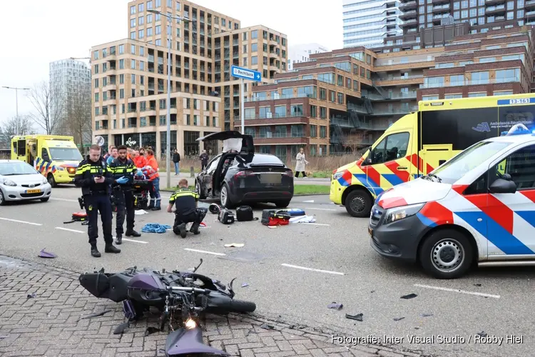 Motorrijder zwaargewond na aanrijding met auto aan de Boelelaan