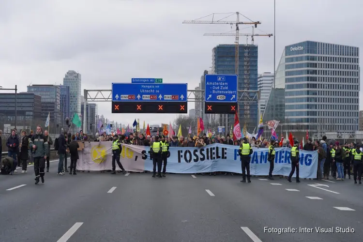 Honderden demonstranten bezetten A10, meerdere aanhoudingen