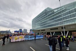 Honderden demonstranten bezetten A10, meerdere aanhoudingen