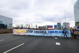 Honderden demonstranten bezetten A10, meerdere aanhoudingen