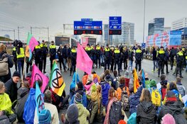 326 aanhoudingen bij verboden demonstratie A10