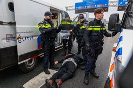 326 aanhoudingen bij verboden demonstratie A10