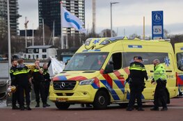 Reddingsactie persoon te water achter Amsterdam Centraal