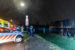 Grote zoekactie na auto te water in Amsterdam