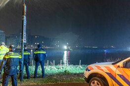 Grote zoekactie na auto te water in Amsterdam