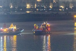 Grote zoekactie na auto te water in Amsterdam