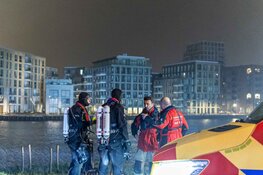 Grote zoekactie na auto te water in Amsterdam