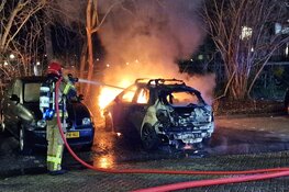Auto in brand langs Watermolen in Amsterdam-Noord