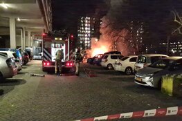 Auto in brand langs Watermolen in Amsterdam-Noord