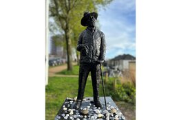 Buurtgedragen beeld van Leendert Pop onthuld