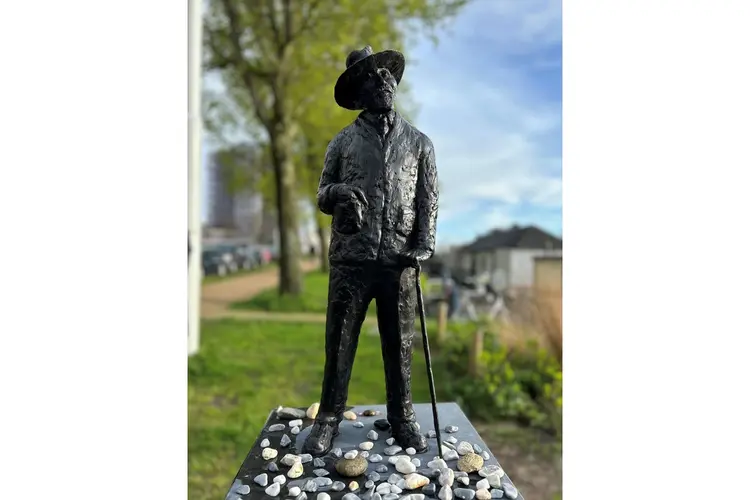Buurtgedragen beeld van Leendert Pop onthuld