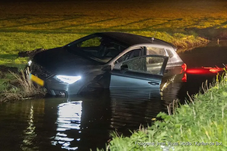 Auto raakt te water in Amsterdam-Noord