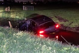 Auto raakt te water in Amsterdam-Noord