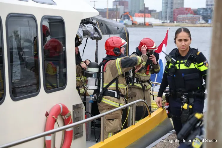 Brand op schip in Oude Houthaven