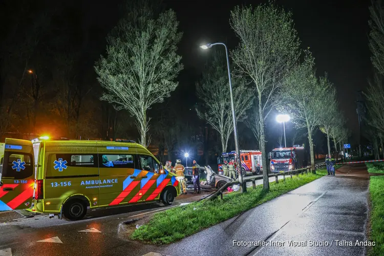 Automobilist zwaargewond na eenzijdig ongeval in Diemen