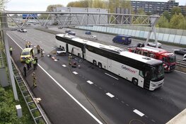 Botsing tussen touringcarbussen op A10-Oost