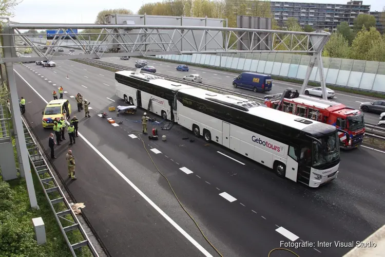 Botsing tussen touringcarbussen op A10-Oost