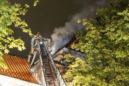 Grote brand in woning Amsterdam, één bewoner naar ziekenhuis