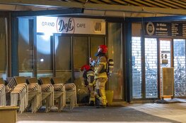 Explosie na brandstichting met vloeistof bij café in Diemen