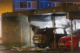 Politie-onderzoek na autobrand in Amsterdam-Zuidoost