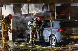 Politie-onderzoek na autobrand in Amsterdam-Zuidoost