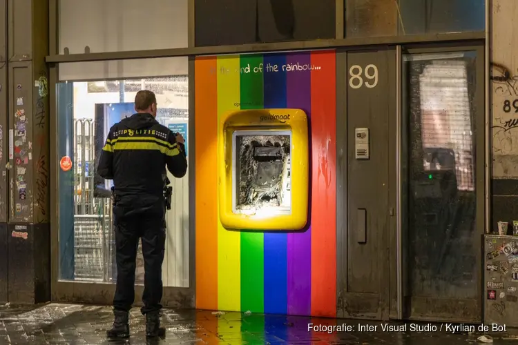 Geldautomaat vliegt in brand op het Damrak