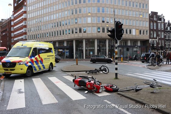Motorfiets en fietser betrokken bij ongeluk Nassaukade in Amsterdam