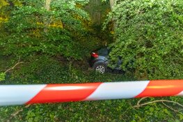 Auto belandt tussen bomen Cornelis Lelylaan