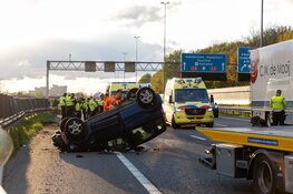 Auto over de kop op A9