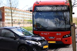 Auto door lijnbus aangereden in Amsterdam Nieuw-West